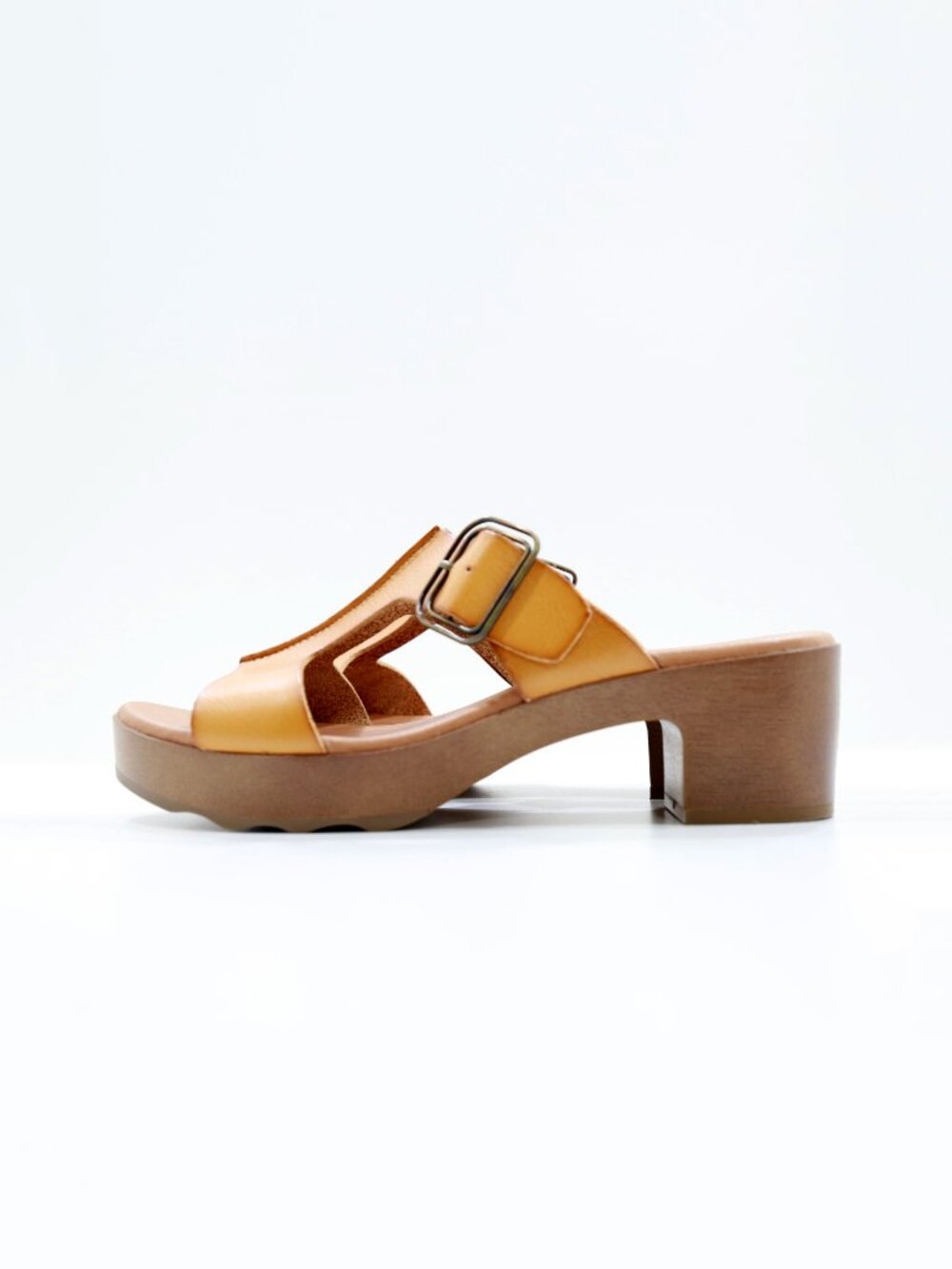 BareTraps Gwenney Honey Brown Faux Leather Chunky 2.5" Block Heel Sandals - 7.5